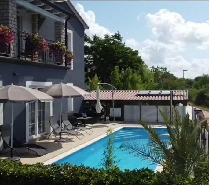 Lavanda House With Apartments บูเย ภายนอก รูปภาพ